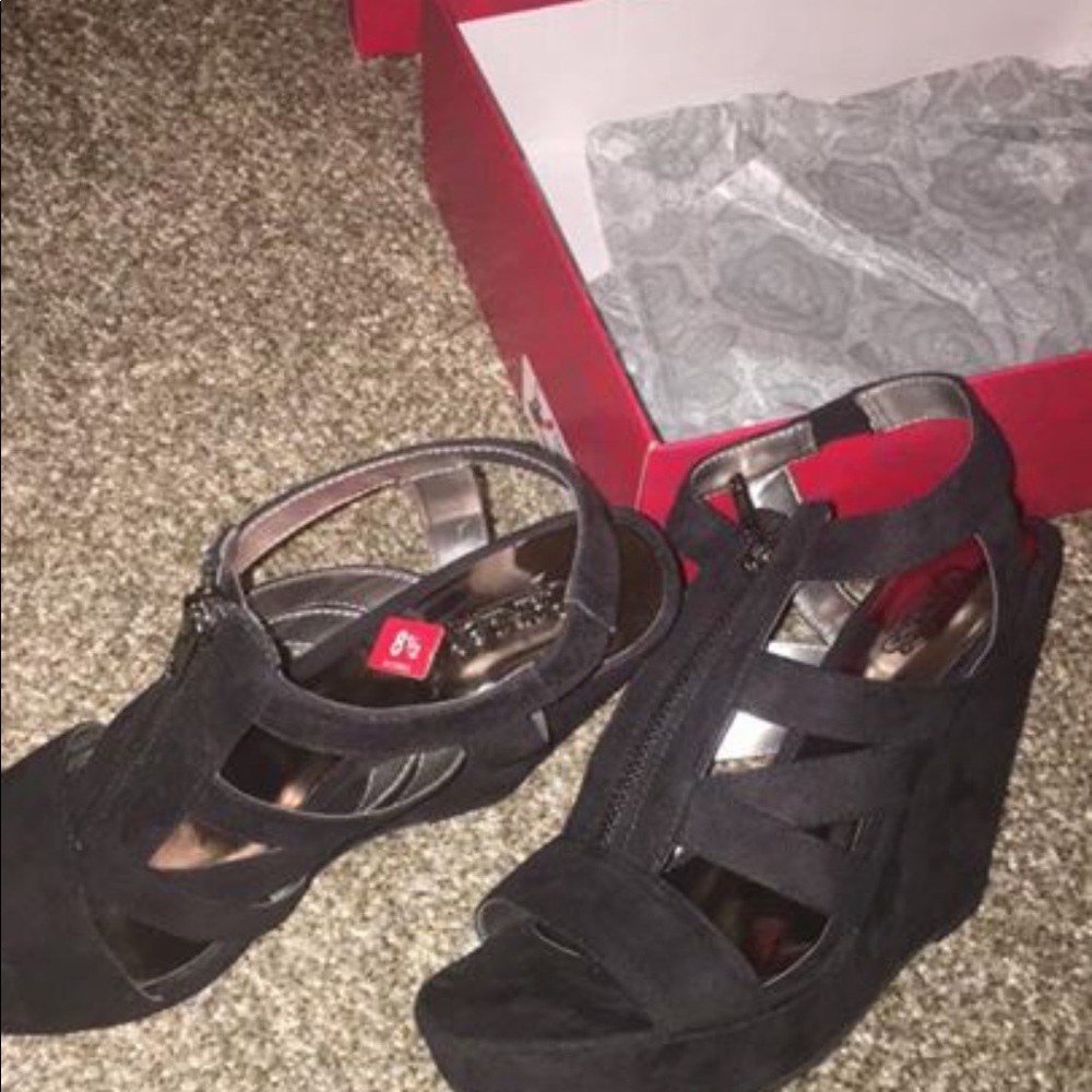 Black wedges